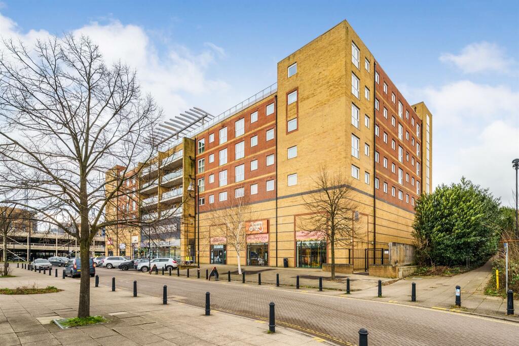 1-bed flat on Edinburgh Gate, Harlow, £215,000