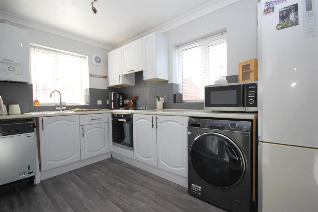 Timor Close, Whiteley, Fareham photo 3