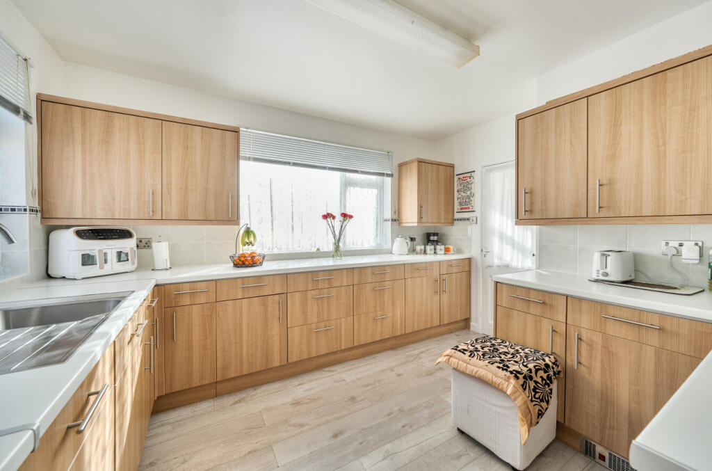 Fair Oak Road, Bishopstoke, Eastleigh, Hampshire, SO50 photo 3