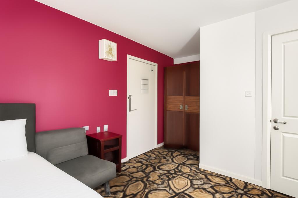 Room 202, SimplyStay Lincoln Road, Skegness, Lincolnshire, PE25 2EA - View 2