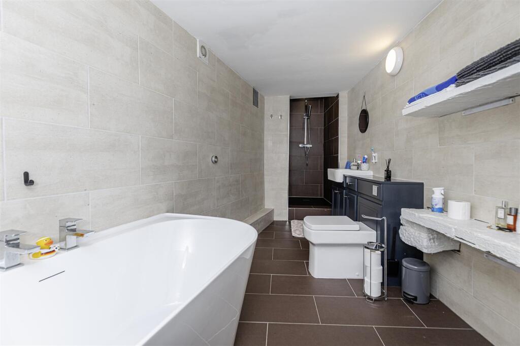 House in Huddersfield - View 4