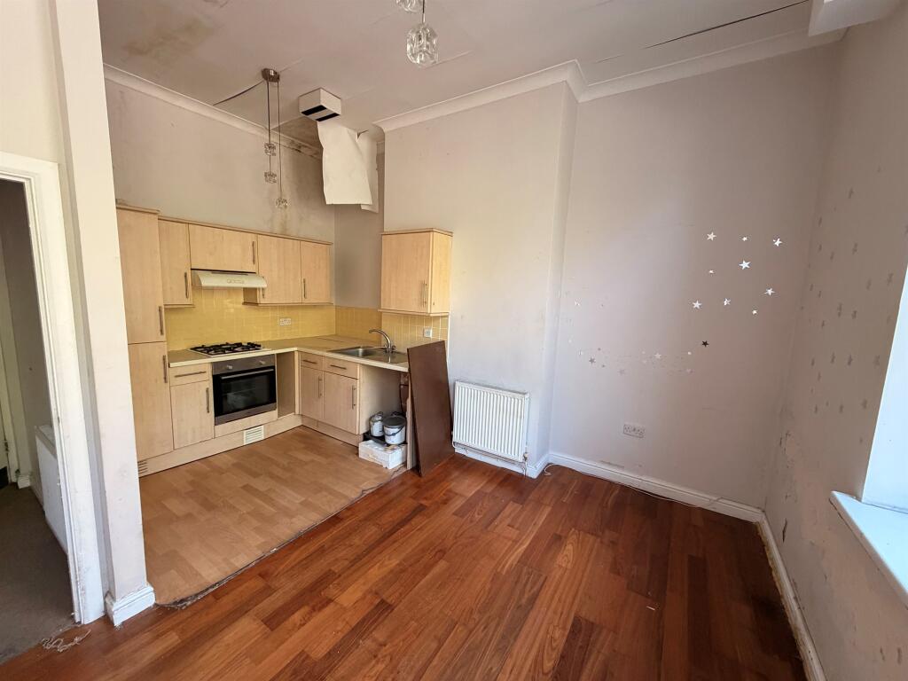 Apartment in Pontypridd, Maesycoed - View 3