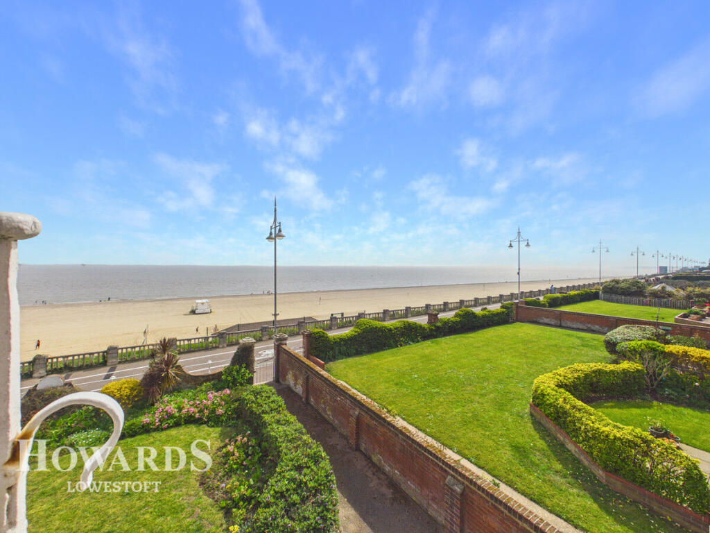 Kirkley Cliff Road, Lowestoft photo 3