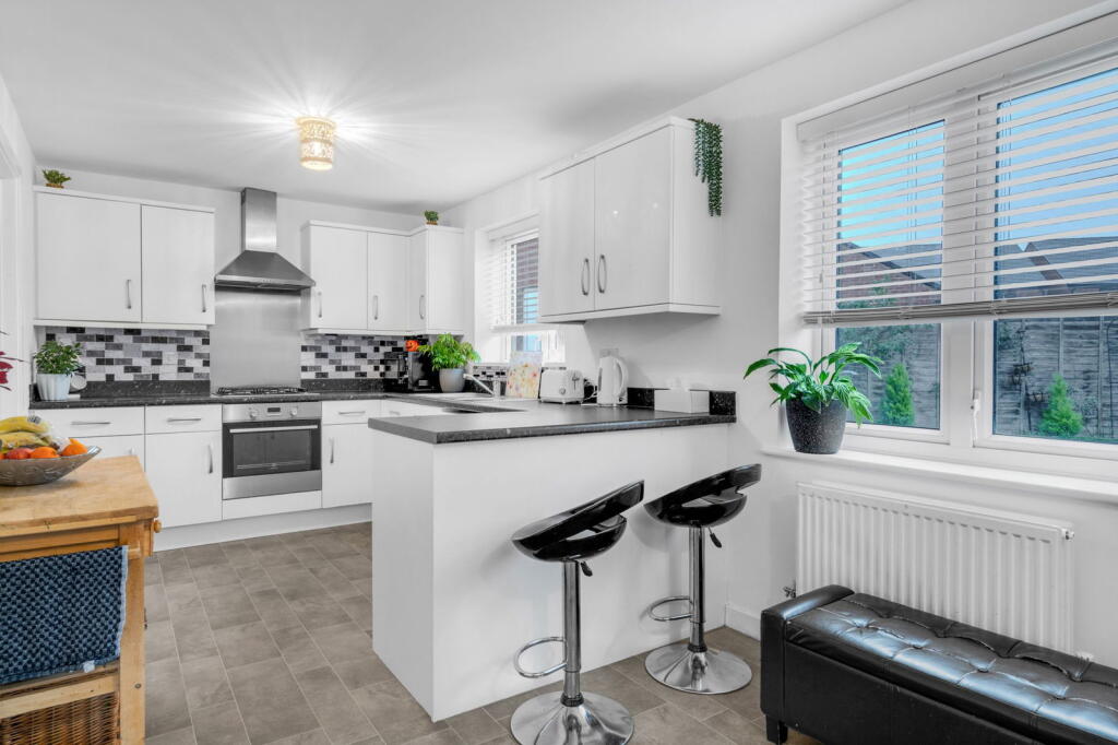 Sapphire Road, Bishops Cleeve, Cheltenham, GL52 photo 4