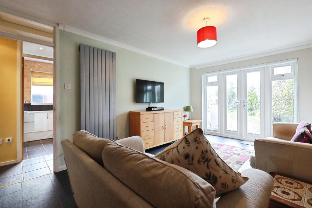 Dovehouse Drive, Wellesbourne, Warwick photo 4