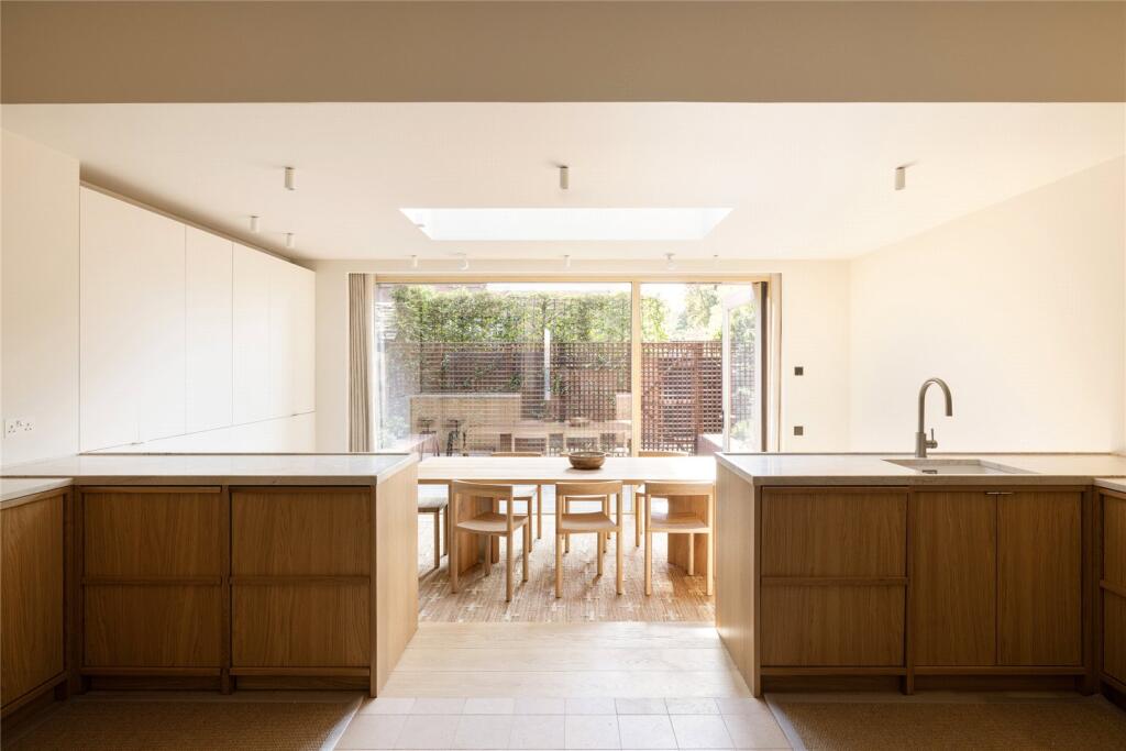 House in London - View 2