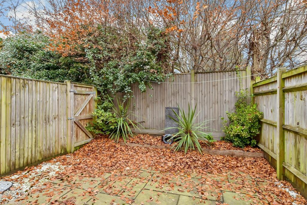 7, Mulberry Gardens photo 3