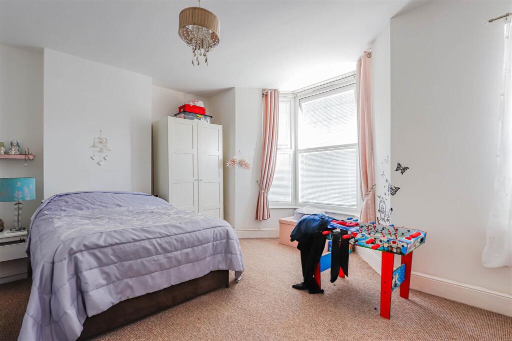 14 Courtenay Road photo 4