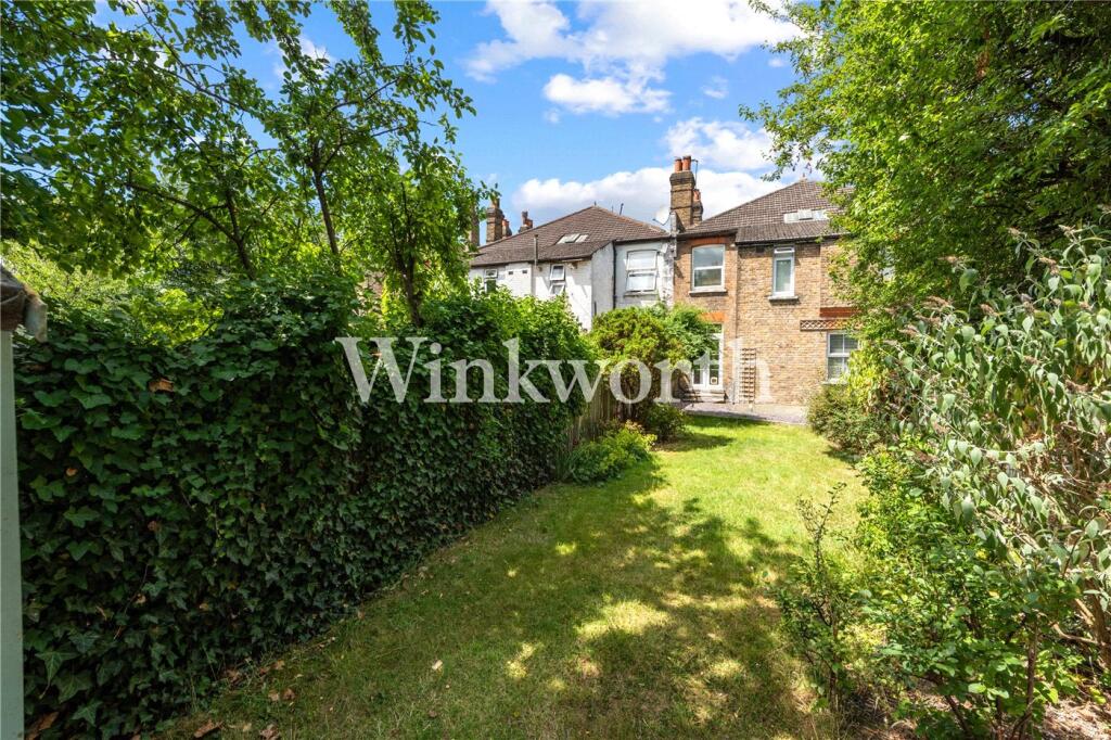 Apartment in London, Bowes Park, Palmers Green - View 2