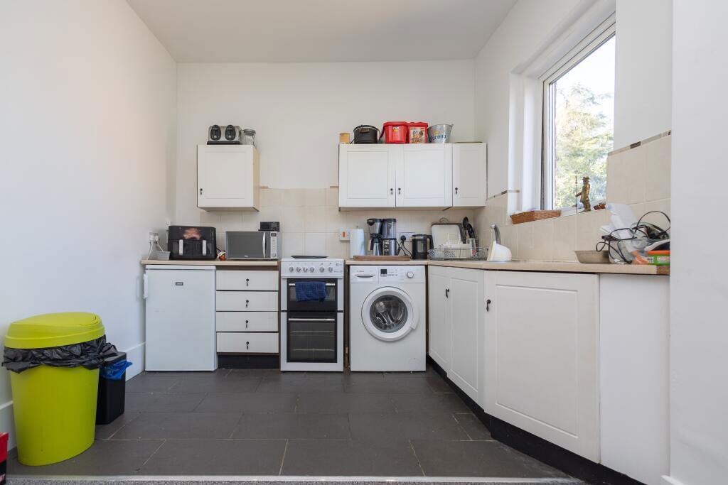 Apartment in Bournemouth, Boscombe - View 4