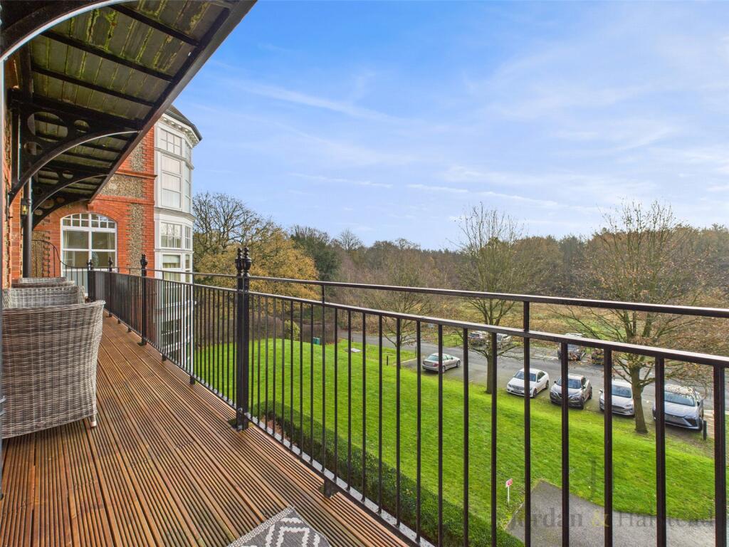 2-bed apartment on Kingswood Park, Kingswood, Frodsham, Cheshire, WA6, £240,000