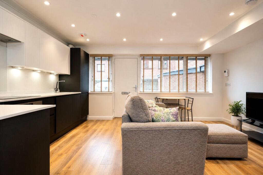 Apartment in Woking, Surrey - View 3
