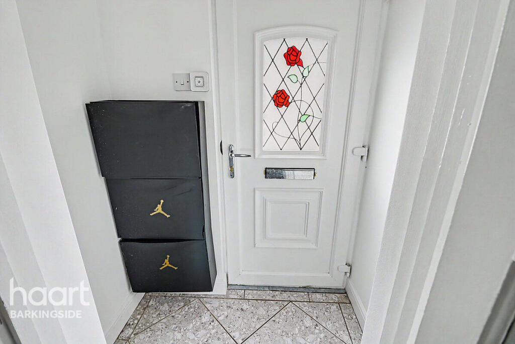 House in London, Fairlop - View 3