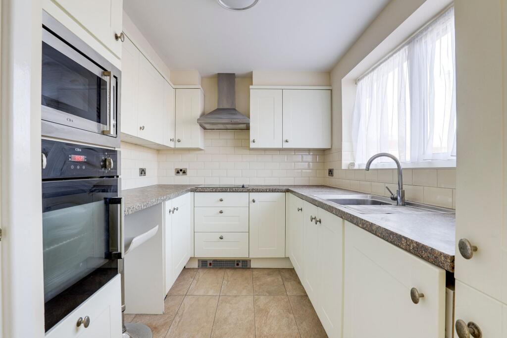 Castleton Close, Hucknall, NG15 photo 2
