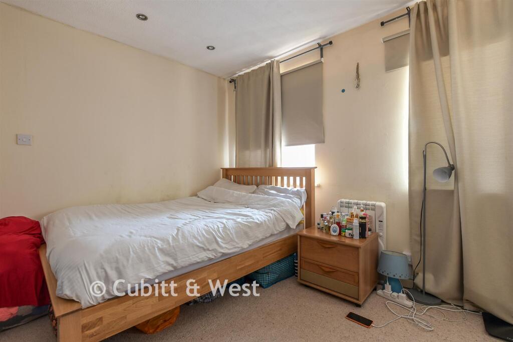 House in Sutton - More