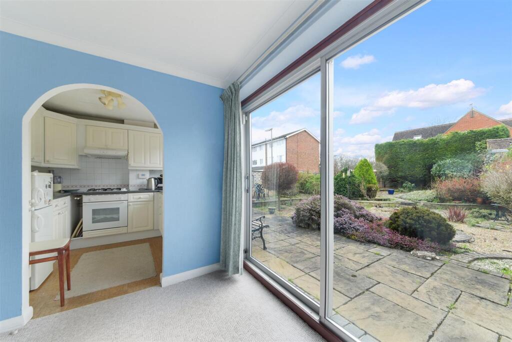 Sharon Close, Epsom, KT19 photo 4