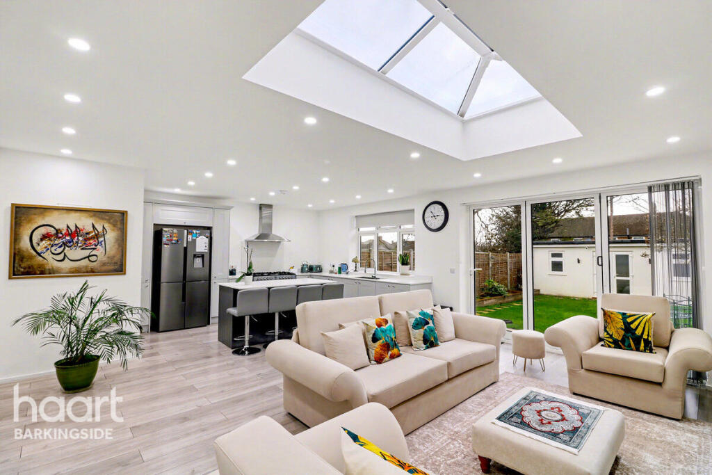 Caterham Avenue, Clayhall photo 2