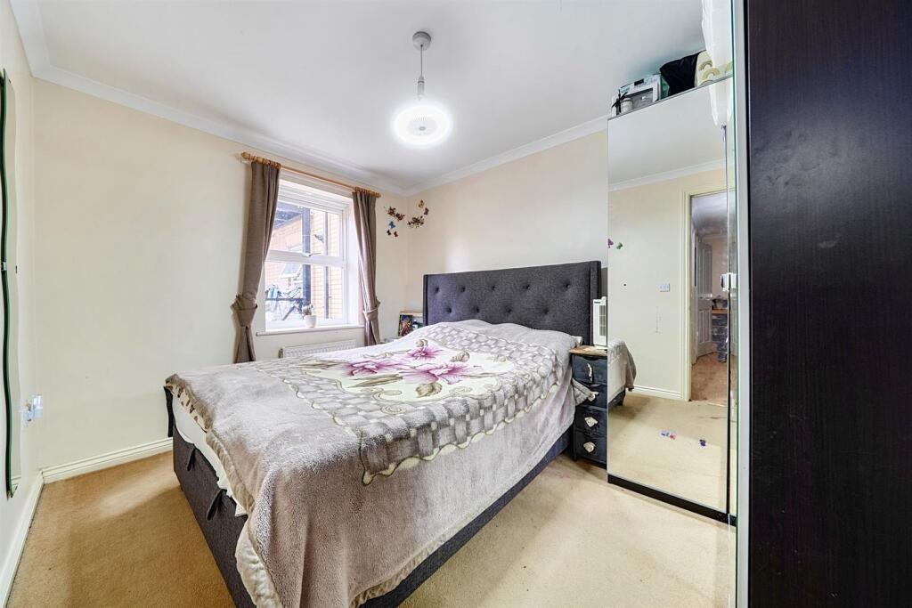 Norfolk Court, Norwich Crescent, Chadwell Heath, Romford photo 3