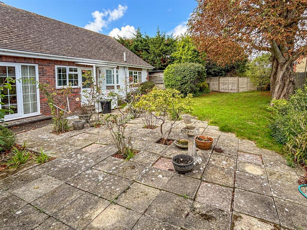 Walnut Avenue, Rustington photo 2