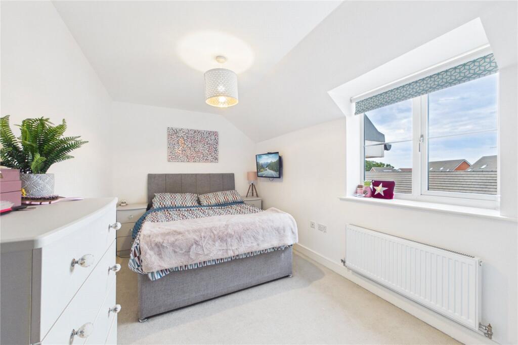 Apartment in Three Mile Cross, Mereoak Park, Shinfield - More