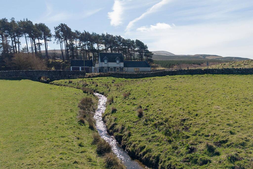 Main image of property: 2 Tweeddaleburn Cottage, Gorebridge, EH23 4TE