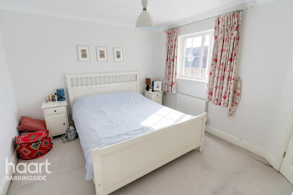 House in London, Fairlop - More
