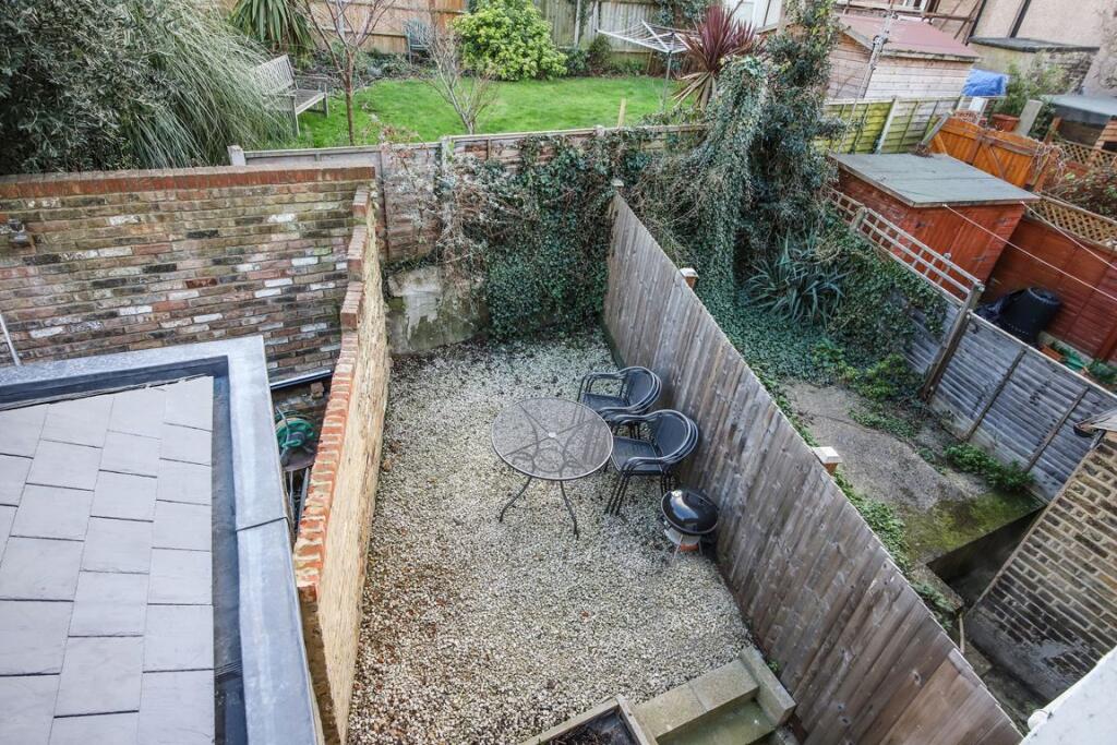 2 bedroom maisonette for rent