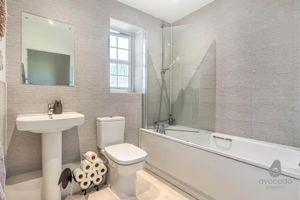 Apartment in Three Mile Cross, Mereoak Park, Shinfield - More
