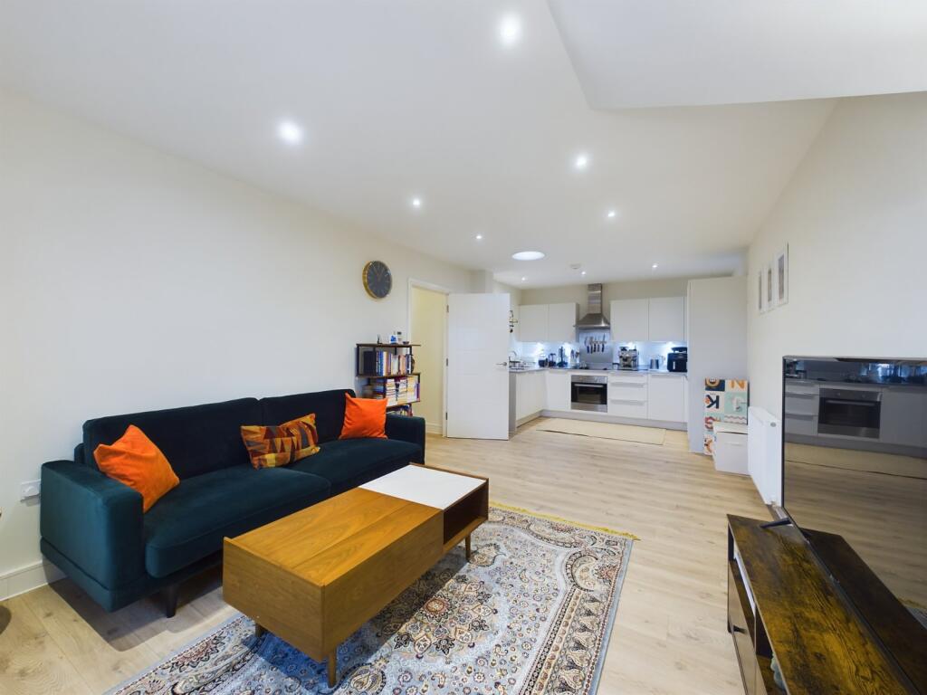Apartment in Spelthorne, Ashford - View 2
