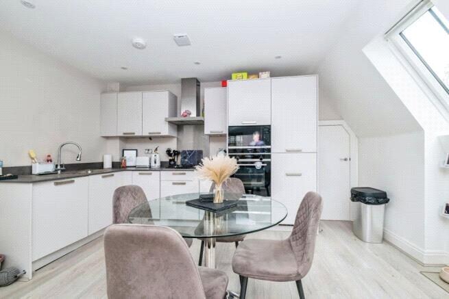 Apartment in Kingston upon Thames - More