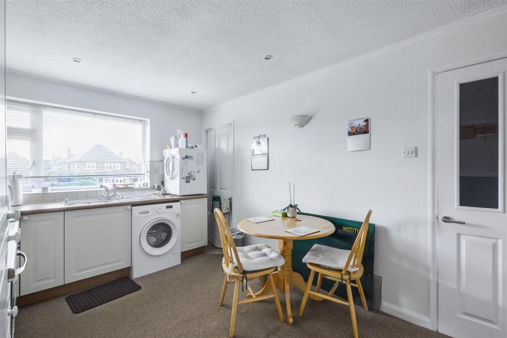 Apartment in Nottingham, Wollaton Vale - View 3