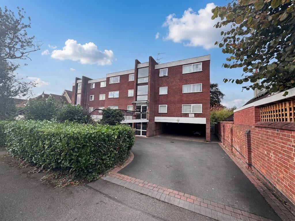 2-bed flat on Beechwood Avenue, The Wedge Woods, CV5, £240,000