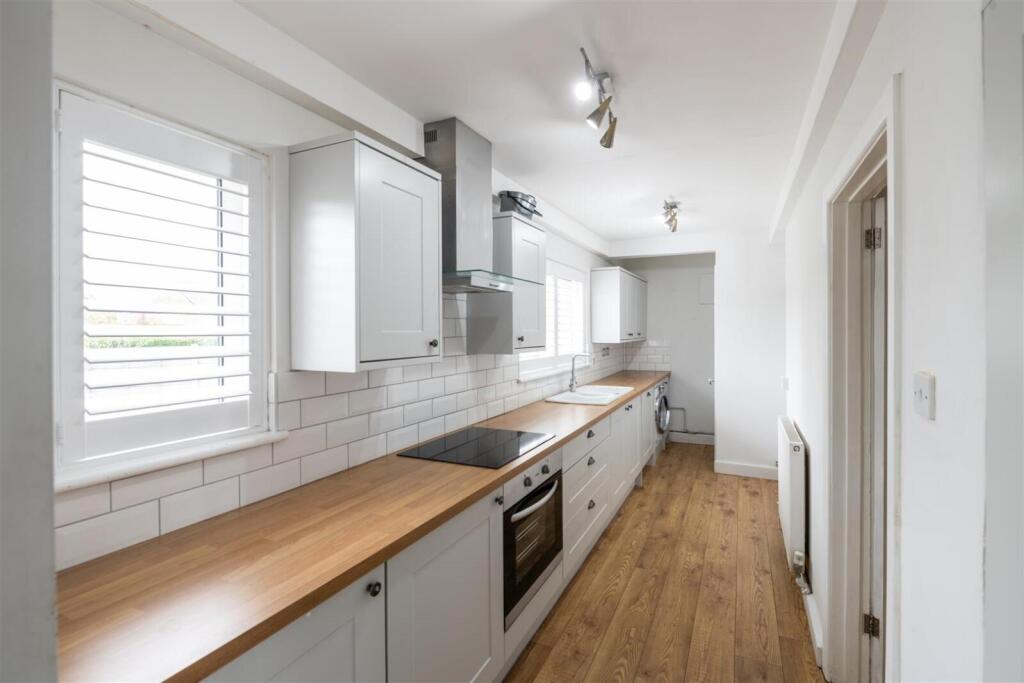 House in Horsham, Cowfold - More