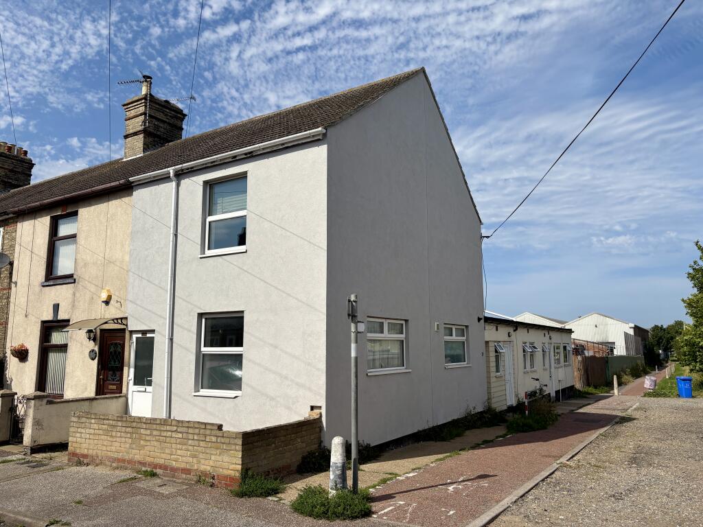 4-bed house on 16 Salisbury Road, Lowestoft, Suffolk NR33 0HE, £160,000