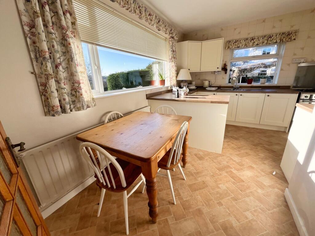 Castle Hill, Llanblethian, CF71 photo 4