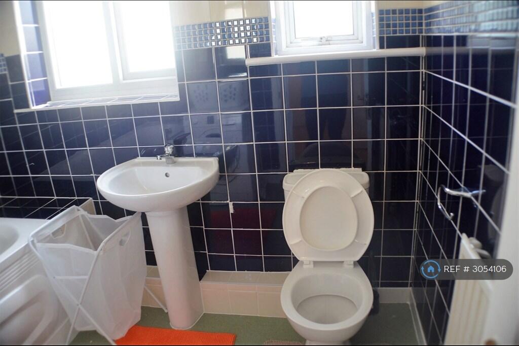 Apartment in Ilford - More
