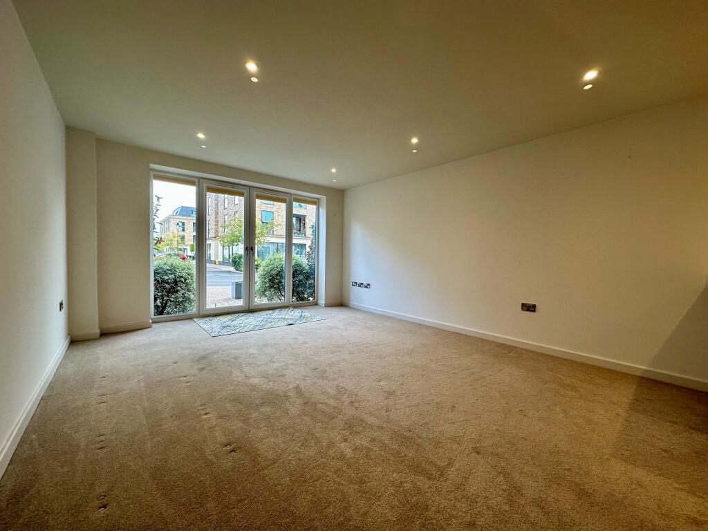 7 New Manor, Fountain Way, Salisbury, Wiltshire photo 2