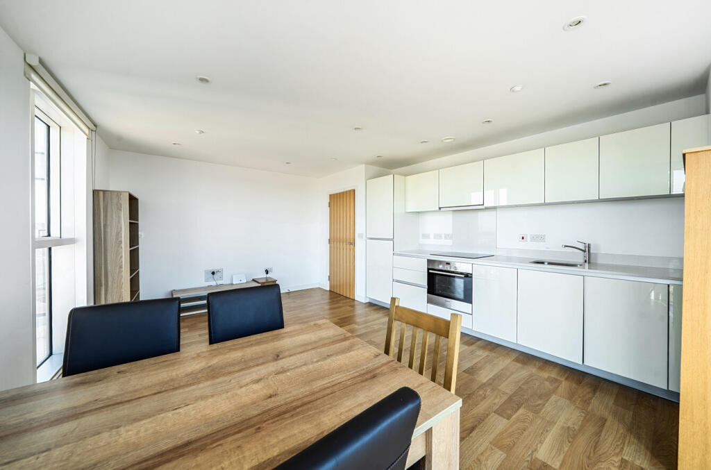 Apartment in London, Woodberry Grove Estate, Stoke Newington - View 4