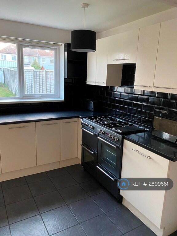 4 bedroom semi-detached house for rent