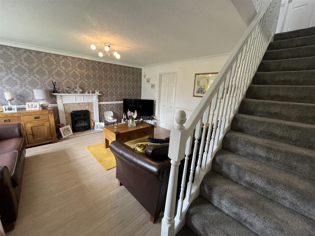 Wordsworth Close, Dukinfield photo 4