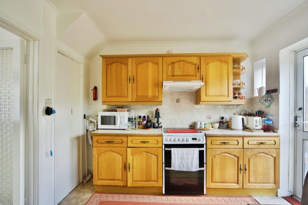 House in Broxbourne, Waltham Cross - More
