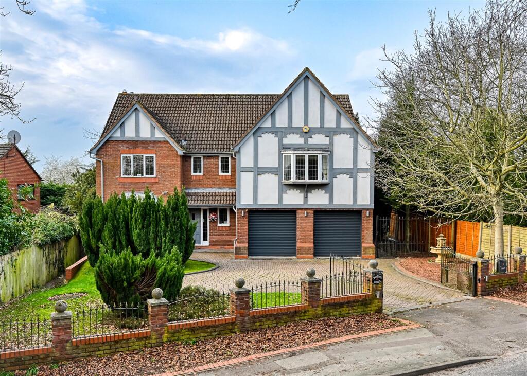 5-bed detached on Histons Lodge, Histons Hill, Codsall, Wolverhampton, WV8 2EY, £795,000