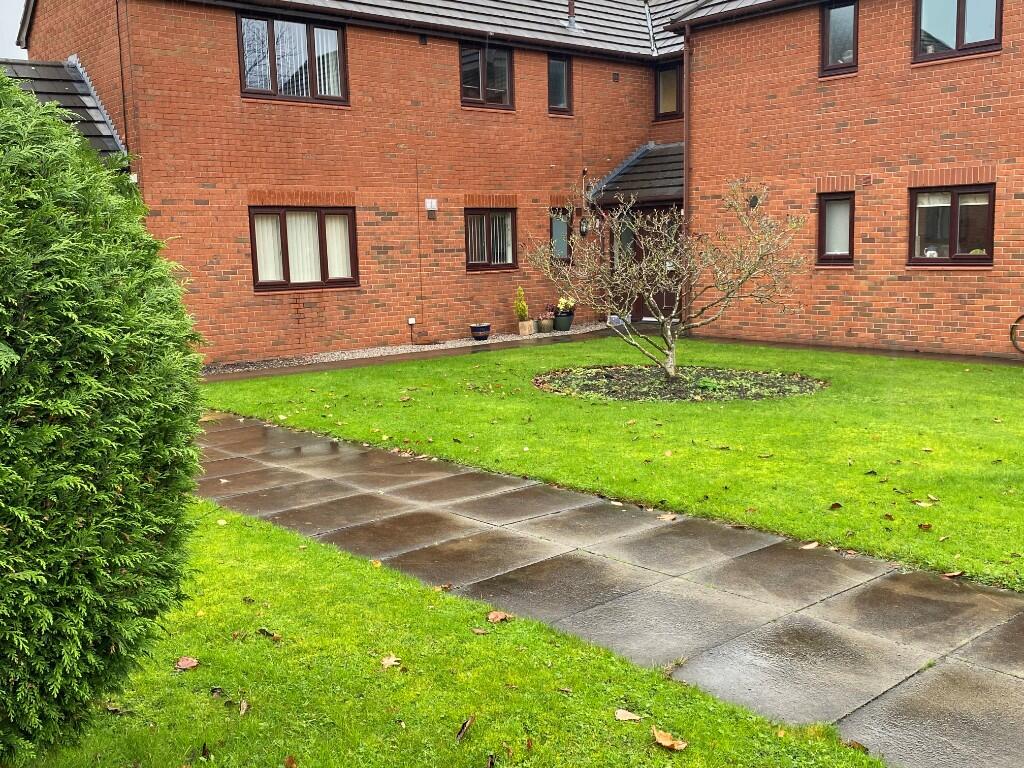 2-bed flat on Kings Court, Leyland, Lancashire, PR25, £140,000