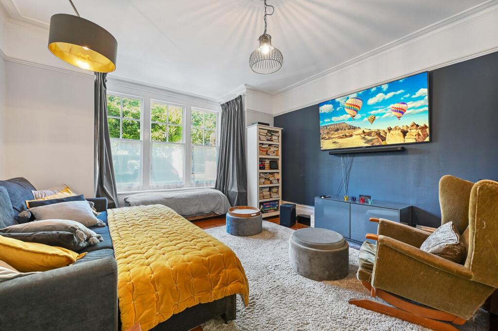 4 bedroom semi-detached house for sale in Coulsdon Road, Caterham on Rightmove
