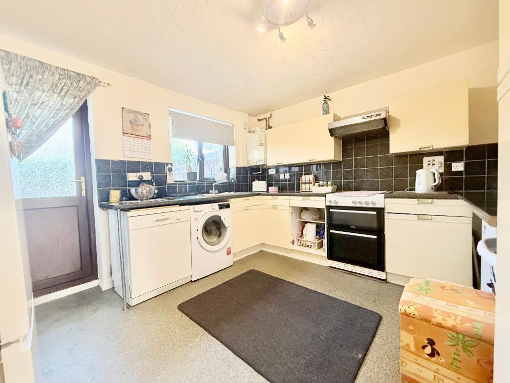 Highfields Close, Dunstable, Bedfordshire, LU5 4QE photo 2