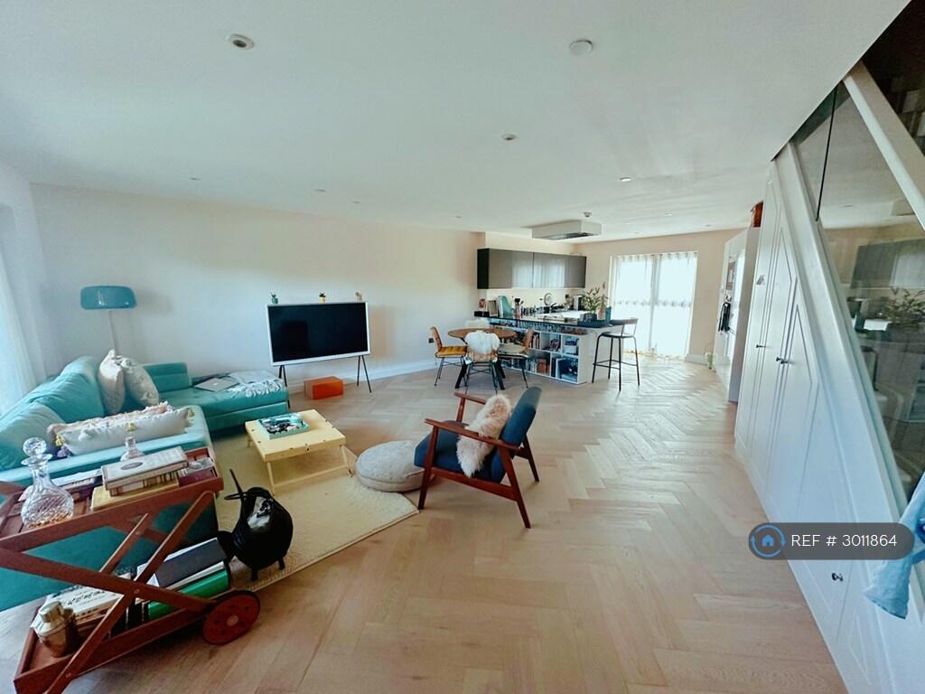 Apartment in Slough - View 3