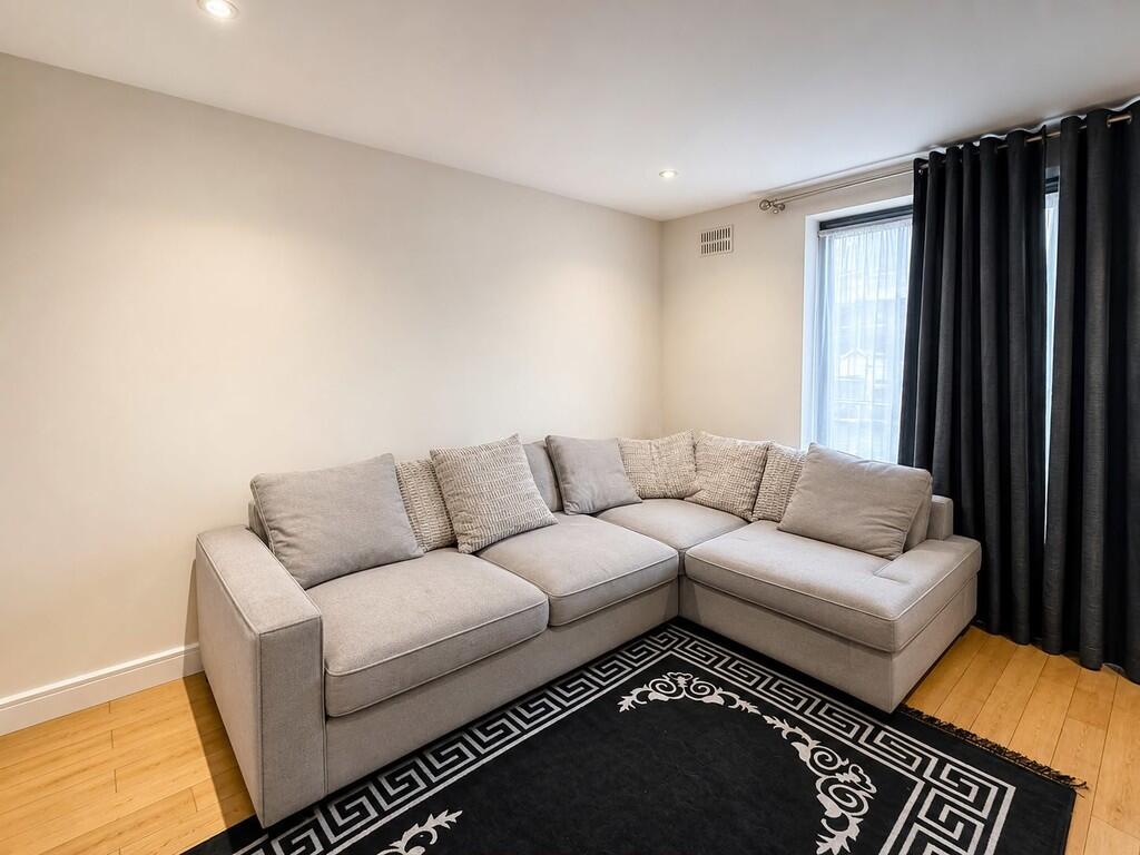 Apartment in Greenford - View 3