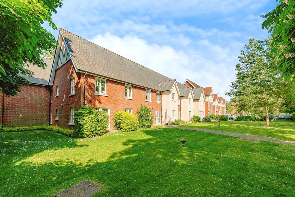 Massetts Road, Horley photo 2