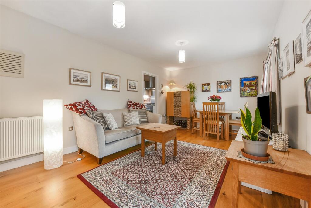 Apartment in Chichester, Fishbourne - View 4