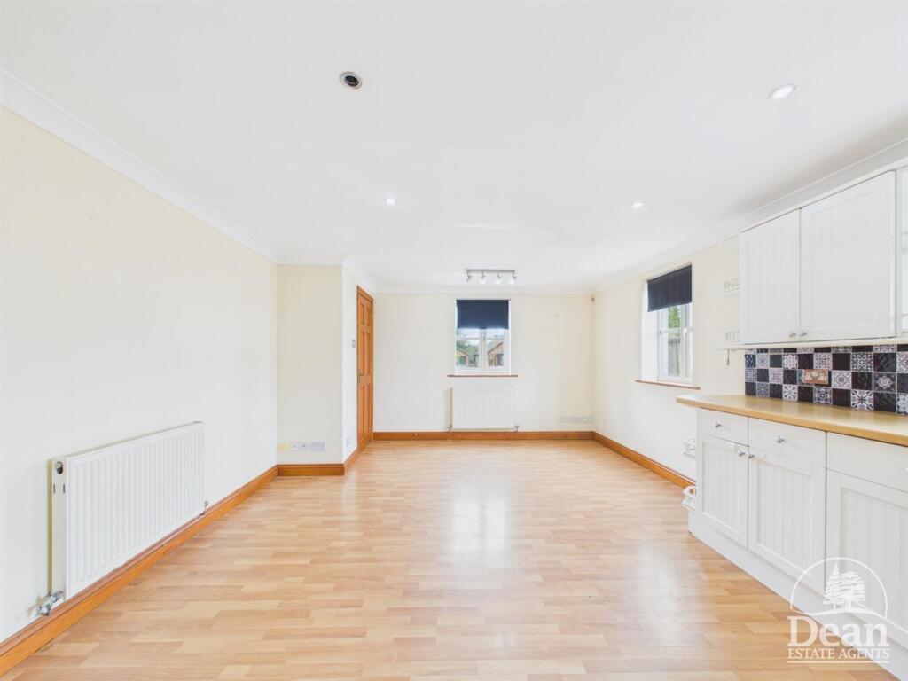 House in Gloucester - View 5